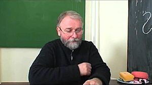 Adolescente exótica 18+ lida facilmente com o pauzão de um velho