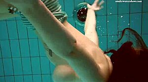 Hogy néz ki Dasha ilyen szexin víz alatt bikiniben?