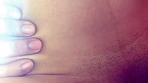 Aku merasa sangat terangsang ngewe tetangga Latina dengan tetek besar di balkon di memeknya yang dicukur