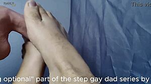 Gej očuh u crtanom serijalu pokazuje twinku obožavanje dupeta i footjob zabavu.