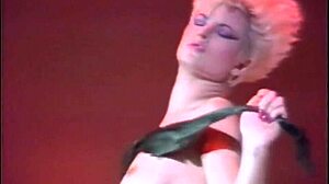 金发色情明星传奇Lois Ayres摇屁股前经典复古舞台性交。衣服撕裂复古口交场景。