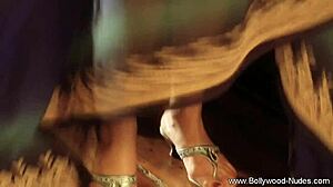 ボリウッド女優が汚い熟女ソロダンスでストリップ