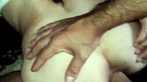 Модель принимает жестко в жопу крупным планом