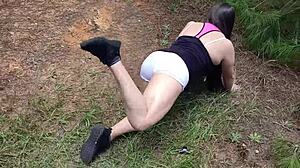 Cunhada latina puta exibicionista na floresta, vadia colombiana de cameltoe gigante seduz amantes enquanto faz exercício, adora pau e leite FULLONRED!