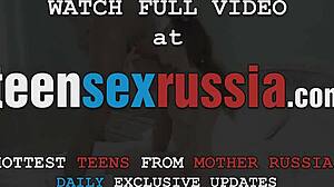 Току-що навършила 18, тази руска сладурана получава тясното си дупе разбито след късно обаждане