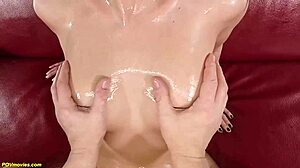 MILF-Schönheit nimmt extremes Doppel-Fisting wie eine Championin! 🔥