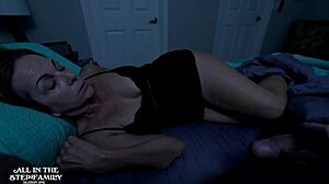 Lanet olsun! Üvey oğul üvey anneyi yıldırım korkusunu yenmek için siker!