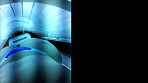 Me preparando para o amante na cabine de bronzeamento artificial