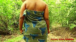 หีอวบๆ ของเมีย BBW ช่วยชีวิตเธอในป่า