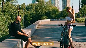 ขี่จักรยานกลายเป็นเย็ดร้อนกลางแจ้งใน 4K