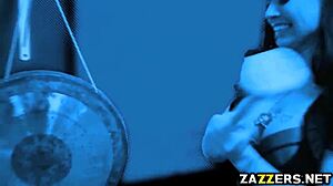 Bebek bakıcısı, Keiran Lee’nin büyük sikine vahşice sakso çekiyor