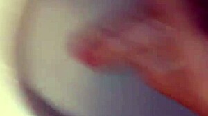 משתינה בתחתונים תוך שפיכת סבון כחול על זין קשה