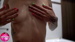 Zayıf 18+ kız memeleriyle yakın çekimde oynuyor