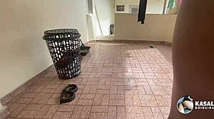 dona de casa novinha de calcinha me deixa louco de desejo, seu bumbum grande me excitando tanto.