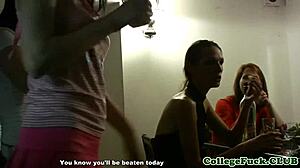 Ung 18+ college-tjej knullar fitta på vild studentfest