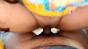 Stor Rumpe Mosi Deler Seng Med Stesønn På Hotellrom