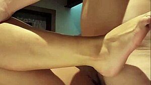 Mexická žena podvádza v divokom doggystyle triu s voyeurom.