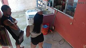 ボスが出た後、メイドが俺の硬いチンポに我慢できず