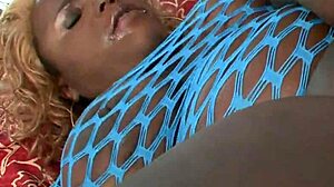 فحل أسود ينيك جميلة ممتلئة في جلسة قوية