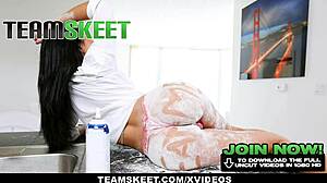 Het 18+ tjej Nikole Nash längtar efter tidig morgon blowjob facial cumshot