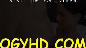 Stary ogier robi się brudny waląc młodą 18+ Rosjankę w usta