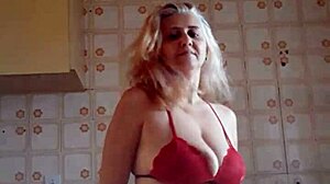 Hej, podívej na tu úžasnou milf s povislými prsy, chceš se přidat k smyslné zábavě?