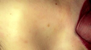 Close-up em câmera lenta de fetiche de batom vermelho me deixa louca com gozo