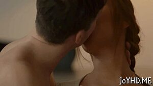 Jeune femme prend une bite palpitante dans une action serrée ! 🔥 Si sauvage !