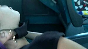 Avsugning och snabb creampie på en offentlig buss!