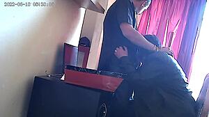 CCTV pilla a la secretaria chupándole la polla al jefe en la oficina