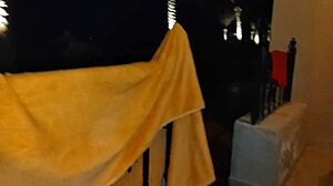 Venner deler risikabel blowjob på Egypt hotel balkong så cum i munn under dusj