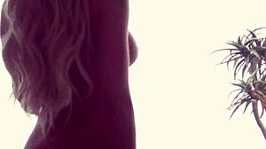 شابة صغيرة بلوند إلزا جين تتمايل مع مؤخرة كبيرة مثالية