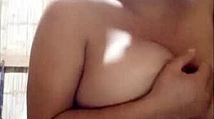 Mi Madrastra Se Entrega Mostrando Tetas Naturales y Vagina