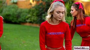 Έφηβη εξερευνά τα τεράστια στήθη της ετερομάνας με τα δάχτυλα