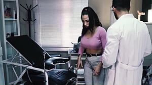 अरे, ये creepy डॉक्टर ने therapy में अपना बड़ा लंड मेरे अंदर घुसा दिया! 😱