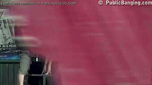 Durfachtige Publieke Threesome bij Bushalte met Hete Meid