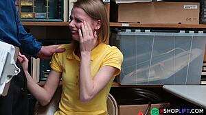 Zayıf Rus genç hırsızlık yaparken yakalanıyor, sert ofis cezası bekliyor