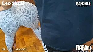 oye, ¿quieres unirte a este ménage caliente después del entrenamiento personal?