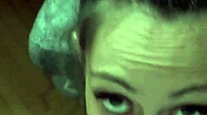 Candie Cross geht auf die Knie für schnellen Facial Blowjob