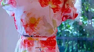 Aku Suka Liat Aktris Blonde Ini Pamer Gayanya yang Seksi