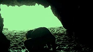 Gizli çift plaj mağarası macerasında yaramazlaşıyor