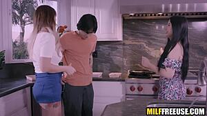 Gamer pasierb wykorzystuje macochę i ciocię