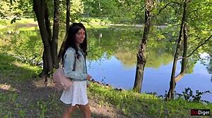 Priateľka cíti intenzívne orgazmy vo verejnom parku s ovládaním hračky