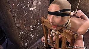 vaxad slav uthärdar smärtsam ryggbåge hogtie