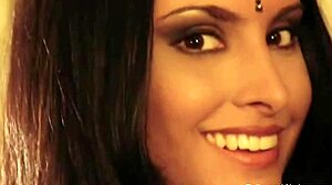 ボリウッドの茶髪美女がヌードで踊ってエロく誘惑！