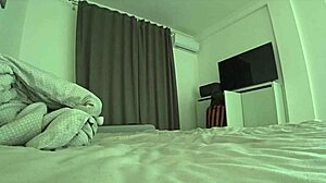 Зрела жена заводи младог друга мужа. Право варање се одвија уз вруће домаће јебање гузе.