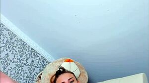 처음 야동에 나온 젊은 여자가 좁은 보지와 작은 엉덩이, 젊은 젖 보여줘 웹캠에서