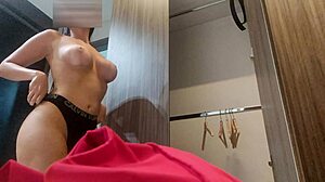 Spy cam ujame mojo vročo hermanastro! Njen cameltoe je neverjeten!