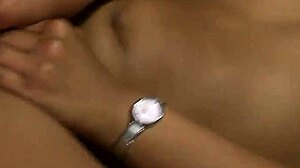 สาวเอ็บอนี่ลาติน่าแหย่หน้าอกเด้งก่อนที่สตั๊ดอเมริกันควยใหญ่จะย่อเธอ เย็ดสไตล์โอลด์สคูลจนเสร็จบนก้นเธอ