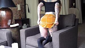 Upskirt dril fører til sprøjtende orgasmer med stor røv i miniskørt